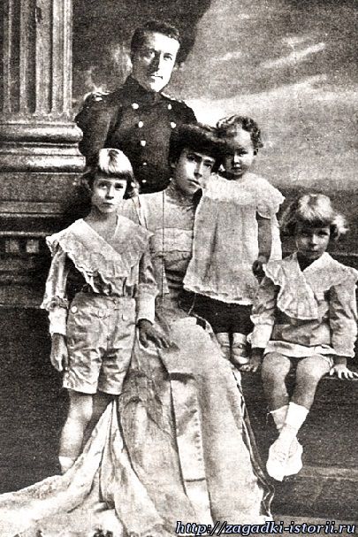Королева Бельгии Елизаветта с семьёй