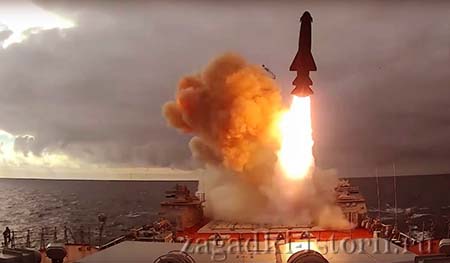 Запуск противокорабельной ракеты П-700 «Гранит»