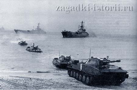 Танки ПТ-76 десантируются на побережье