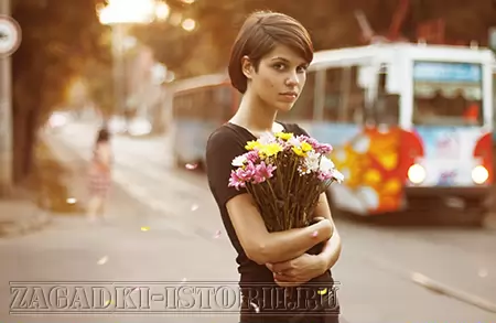 Девушка с букетом цветов