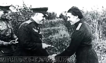 Жуков награждает свою боевую супругу Лидию Захарову