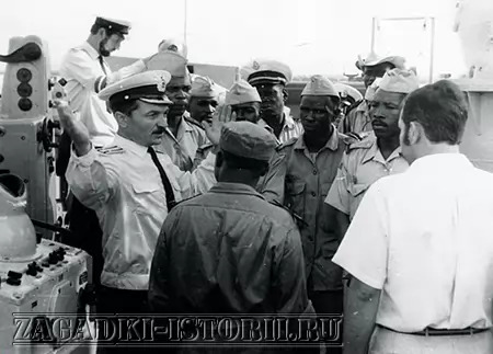 Офицеры эсминца «Бывалый» с гвинейскими помощниками