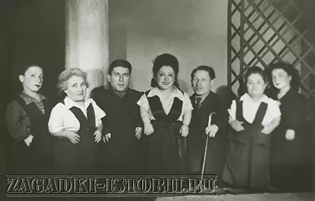 Семья евреев-карликов Овиц выжила в Освенциме благодаря покровительству Йозефа Менгеле