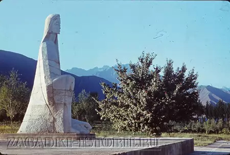 Монумент «Скорбящая мать» на месте погибшего города Хаит