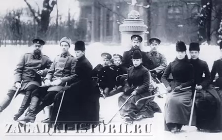 Александр III с семьёй на хоккейном катке