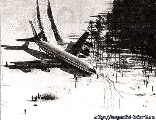 «Боинг-707» сбился с курса и после обстрела вынужден был приземлится на лёд озера