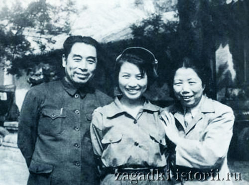 Чжоу Эньлай с семьёй
