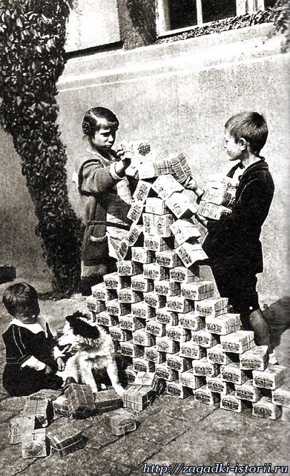 Германские дети играют пачками купюр