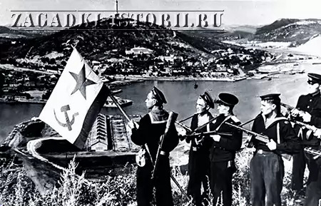 Советские моряки водружают флаг над Порт-Артуром