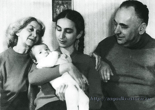 Иосиф Григулевич с женой, дочерью и внуком