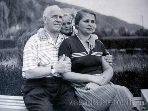 Маршал Жуков с женой Галиной и дочерью Машей