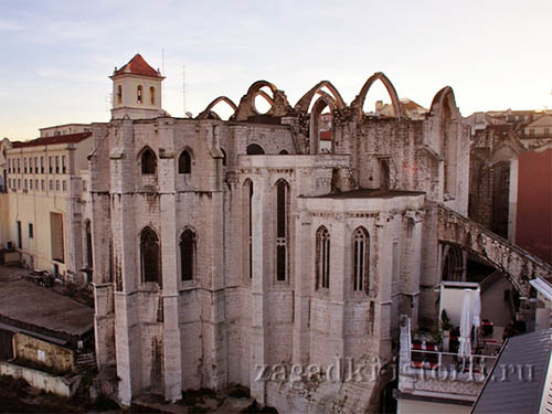 Развалины храма, сохранившиеся с лиссабонского землетрясения