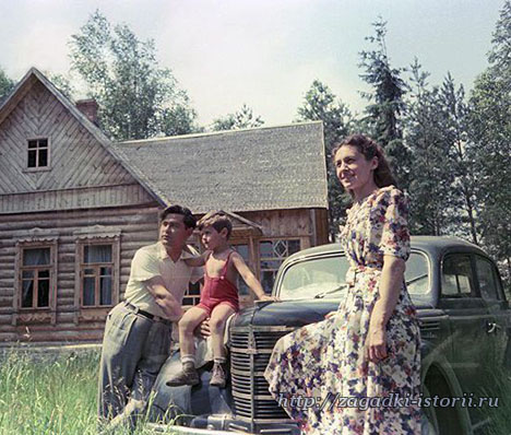 Алексей Маресьев с семьёй