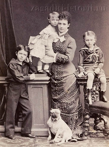 Цесаревна Мария Фёдоровна с детьми