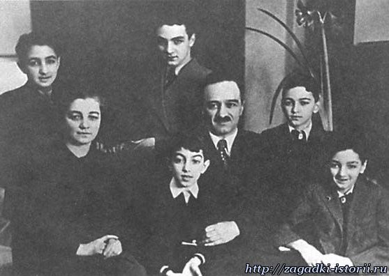 Анастас Микоян с семьёй