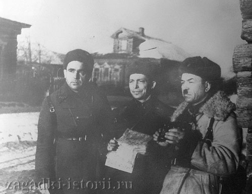 Командующий 316-ой стрелковой дивизией генерал-майор Иван Панфилов (справа)