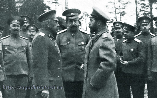 Николая II встречает генерал Николай Рузский, который впоследствии уговаривал государя отречся от трона