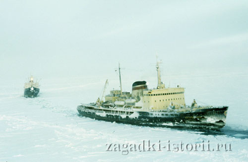 Ледокол «Владивосток» выводит «Сомова» из ледяной ловушки