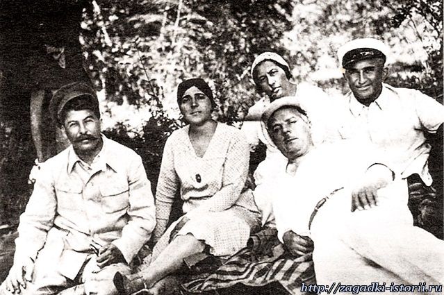 Сталин с женой, Ворошилов и Енукидзе с супругой на пикнике