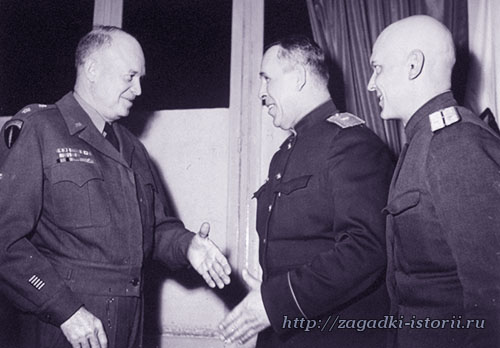 Генерал-майор Суслопаров и Дуайт Эйзенхаэр пожимают руки после подписания Акта
