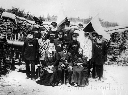 Ветераны Крымской войны. В первом ряду слева Даша Севастопольская