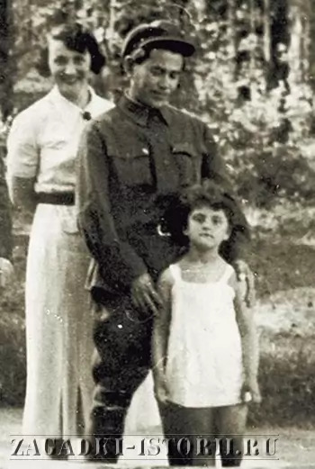 Николай Ежов с женой и приёмной дочерью Натальей