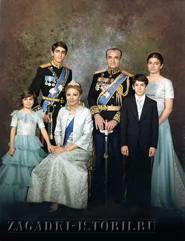 Моххамед Реза Пехлеви с семьёй