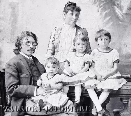 Соломон Шолом-Алейхем с женой и с детьми