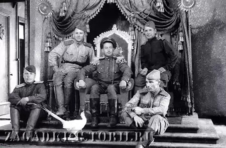 Советские солдаты в зале императора Маньчжоу-Го