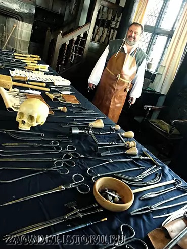 Инструменты средневекового цирюльника