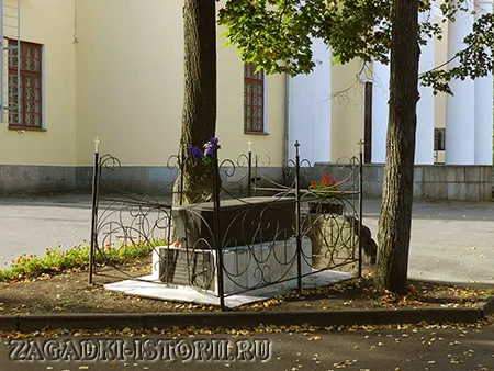 Надгробие с могилы Фаддея Петрозаводского