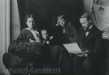 Борис и Юлия Кустодиевы с детьми