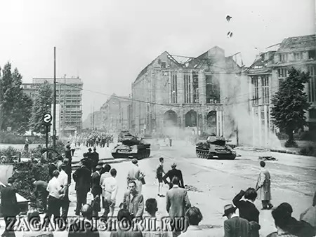 Советские танки на улицах Берлина. 1953 год