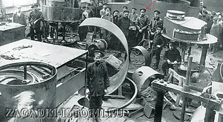 Владимир Мгебров на сборке бронебашен своей конструкции