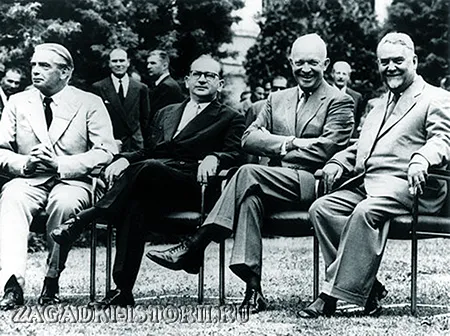 Энтони Иден, Эдгар Фор, Дуайт Эйзенхауэр и Николай Булганин на встрече в Женеве