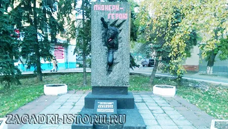 Памятник пионеру-герою Анатолию Балабухе в Мариуполе