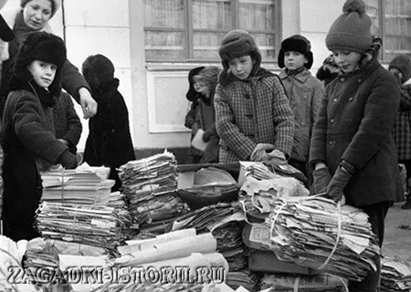 Советские школьники собирают макулатуру