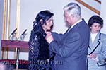 Борис Ельцин вручает орден Джуне