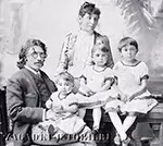 Еврейский писатель Соломон Шолом-Алейхем с женой Ольгой и с детьми