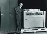 Александр Понятов и прототип первого в мире видеомагнитофона. 1951 год