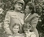 Василий Мжаванадзе с женой Викторией и дочерми